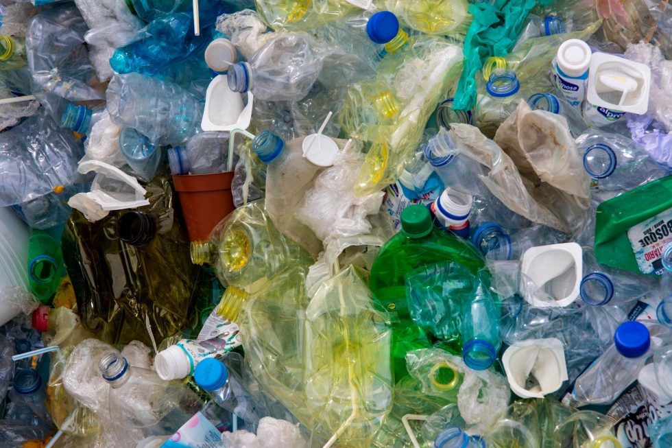 L’Italia ricicla solo il 41% della plastica, non raggiungerà gli obiettivi per il 2025 e il 2030